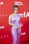 Pia Toscano. Palm Beach 2025 — amfAR Gala (Looks: lila Abendkleid)