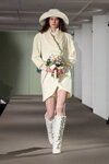 Паказ Caro Editions — Copenhagen Fashion Week AW25 (нарады і вобразы: белая шляпа, белае паліто, белыя боты, белыя панчохі з шырокай карункавй гумкай)