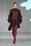 Паказ Gestuz — Copenhagen Fashion Week AW25 (нарады і вобразы: бардовыя калготкі, бардовыя туфлі, карычневая сукенка міні)