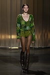 Паказ Danny Reinke — Berlin Fashion Week SS26 (нарады і вобразы: цялесныя калготкі, зялёны джэмпер)