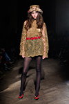 Показ Caro Editions — Copenhagen Fashion Week AW26 (наряды и образы: чёрные колготки в горошек, красный ремень)
