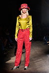 Показ Caro Editions — Copenhagen Fashion Week AW26 (наряды и образы: блонд (цвет волос), красные брюки, красный ремень)