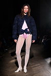 Показ Caro Editions — Copenhagen Fashion Week AW26 (наряды и образы: синяя куртка, белые туфли, белые колготки в горошек)