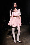 Показ Caro Editions — Copenhagen Fashion Week AW26 (наряды и образы: белые колготки в горошек, чёрные туфли, розовое платье, коричневый ремень)