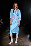 Показ Caro Editions — Copenhagen Fashion Week AW26 (наряды и образы: голубое платье, белые колготки в горошек, белые туфли)