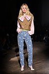 Показ Caro Editions — Copenhagen Fashion Week AW26 (наряды и образы: голубые джинсы, белые туфли, блонд (цвет волос))