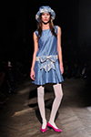 Показ Caro Editions — Copenhagen Fashion Week AW26 (наряды и образы: голубая шляпа, голубое платье мини, белые колготки в горошек, туфли цвета фуксии)