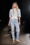 Показ Caro Editions — Copenhagen Fashion Week AW26 (наряды и образы: голубые джинсы, голубой топ в горошек)