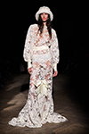 Показ Caro Editions — Copenhagen Fashion Week AW26 (наряды и образы: белое гипюровое платье, белая шляпа)