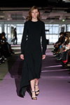 Показ Forza Collective — Copenhagen Fashion Week AW26 (наряды и образы: чёрное вечернее платье, чёрные босоножки)