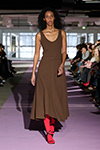 Показ Forza Collective — Copenhagen Fashion Week AW26 (наряды и образы: коричневое вечернее платье, красные колготки, чёрные босоножки)