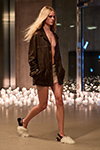 Показ Studio Constance — Copenhagen Fashion Week AW26 (наряды и образы: коричневая кожаная куртка, блонд (цвет волос))