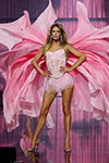 Даутцен Крус. Spring Awakening — Victoria’s Secret Fashion Show 2026